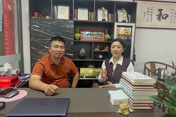 明亮照明集团创始人荆明慧走访添二虾