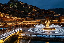 深挖羌寨碉楼文化落地景区灯光亮化，用光影讲述古老民族故事