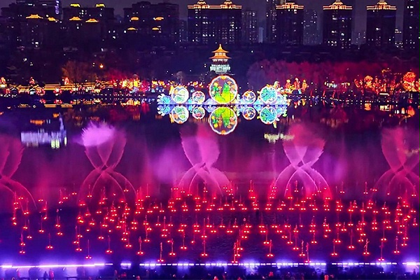 忽视夜景灯光亮化打造，景区夜色单调枯燥，大幅降低游客停留时长