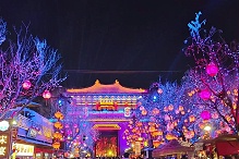 景区灯光亮化色调搭配杂乱违和，直接拉低整体游览体验