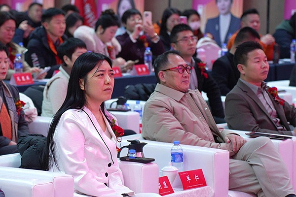 明亮照明集团创始人荆明慧