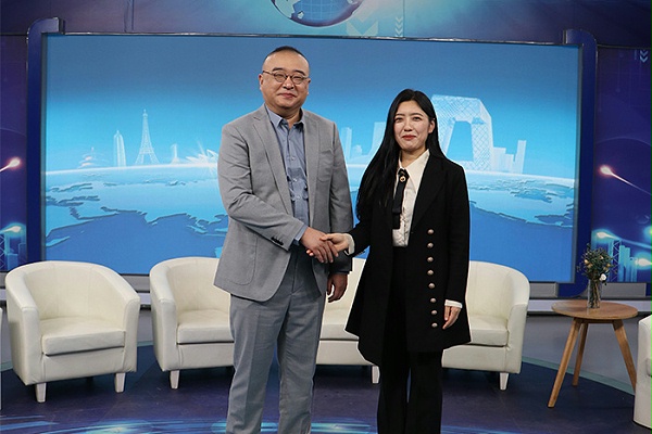 明亮照明集团创始人荆明慧与央视主持人朱轶合影