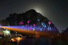 亮化让山成焦点，无光让景变背景，游客选择早有答案