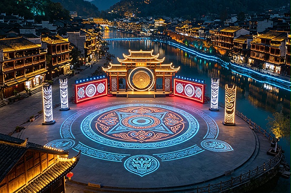 夜客流不足？凤凰古城灯光亮化结合苗俗文化激活夜间人气