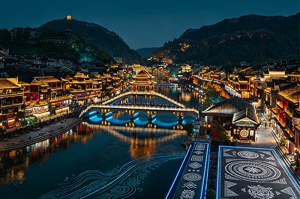 夜客流不足？凤凰古城灯光亮化结合苗俗文化激活夜间人气