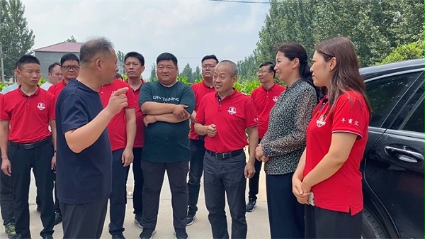 安阳市内黄县副县长李红霞感谢牛商企业对灾民的爱心付出