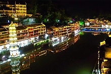 景区灯光亮化巧融山水意境，让夜色成为游客打卡新理由