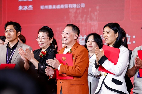 明亮照明集团创始人荆明慧荣任北京青爱教育基金会慈善家委员会执行主任