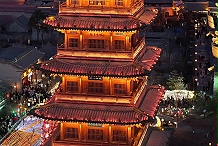 跟风做简易亮化不做整体规划，风格割裂，拉垮景区整体文旅形象